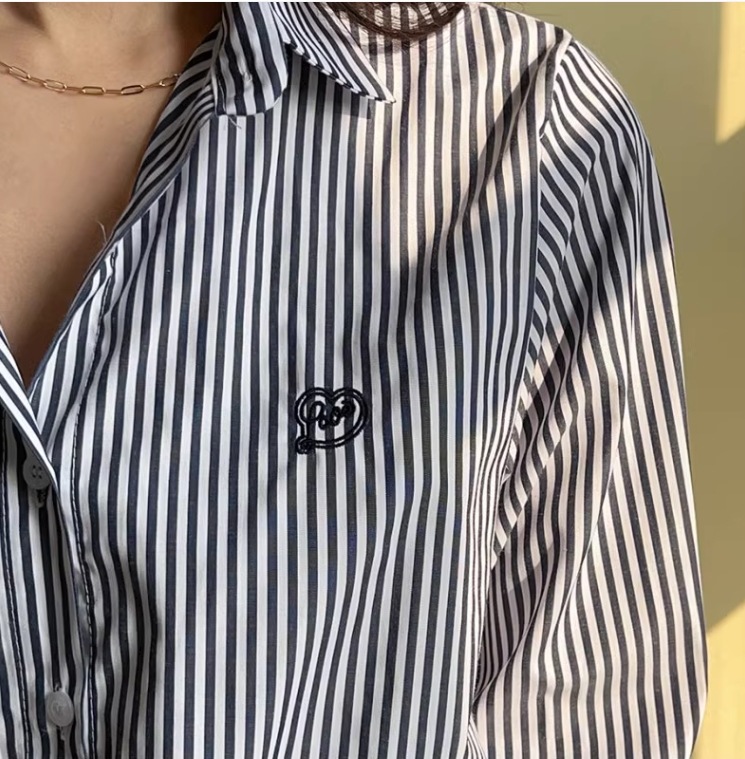 ストライプ柄シャツ オフィスカジュアル ワンポイント トップス Tシャツ シャツ ブラウス ロング ロング丈 袖あり 長袖 Vネック 襟付き ストレート Iライン ストライプ柄シャツ オフィスカジュアル ワンポイント トップス
