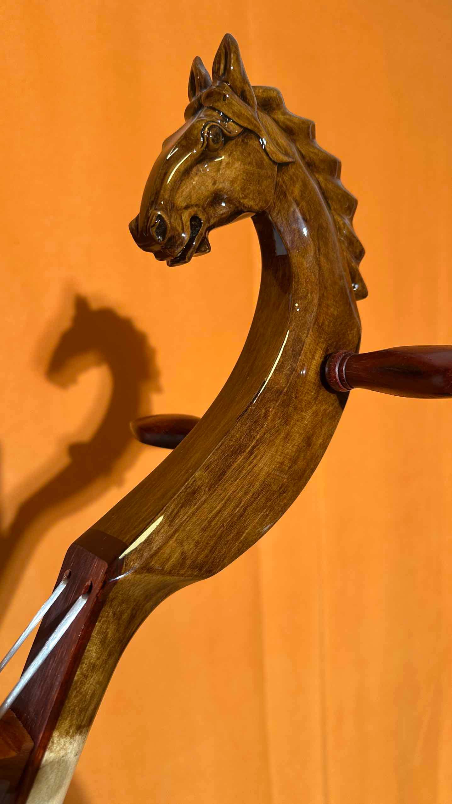 馬頭琴 茶色 内モンゴルの弦楽器