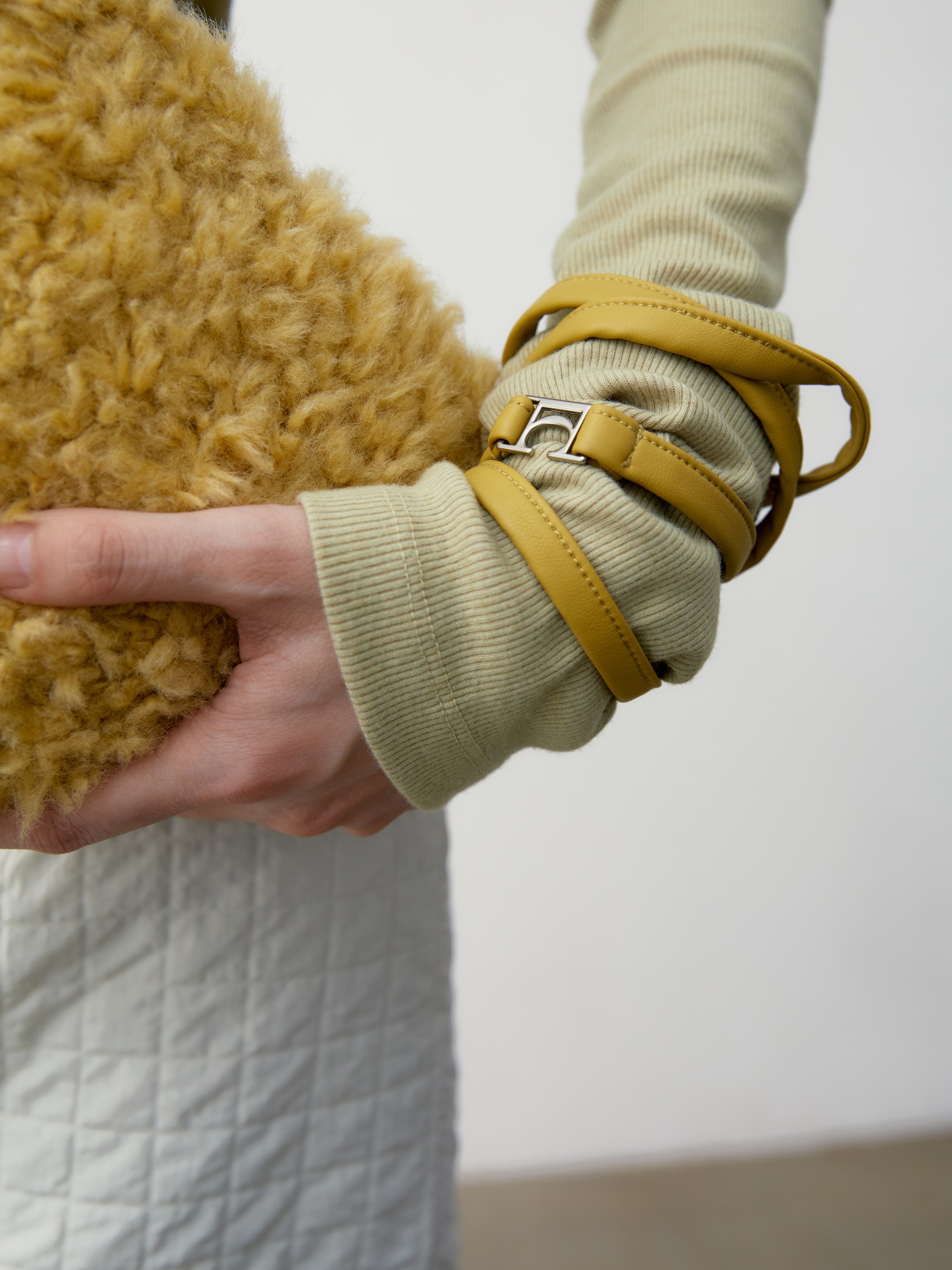 LOW CLASSIC】 FUR TRIANGLE POP-UP BAG : YELLOW ショルダーバッグ