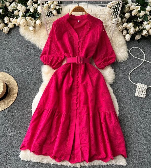 Vネックの透かし彫りのワンピースの女性の泡の袖の新型のゆったりとした刺繍の軽い熟風は腰を収めてやせているハスの葉の辺の長いスカート Vネックの透かし彫りのワンピースの女性の泡の袖の新型のゆったりとした刺繍の軽い熟風は腰を収めてやせているハスの葉の辺の長いスカート