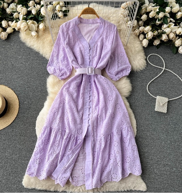 Vネックの透かし彫りのワンピースの女性の泡の袖の新型のゆったりとした刺繍の軽い熟風は腰を収めてやせているハスの葉の辺の長いスカート Vネックの透かし彫りのワンピースの女性の泡の袖の新型のゆったりとした刺繍の軽い熟風は腰を収めてやせているハスの葉の辺の長いスカート