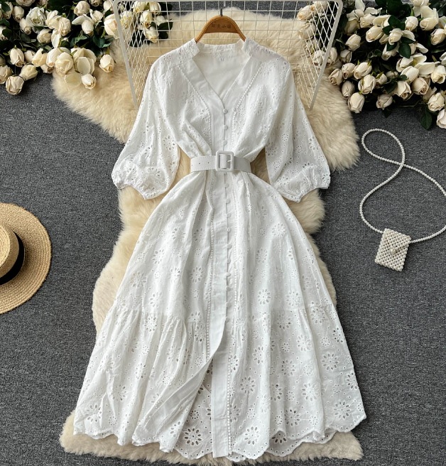 Vネックの透かし彫りのワンピースの女性の泡の袖の新型のゆったりとした刺繍の軽い熟風は腰を収めてやせているハスの葉の辺の長いスカート Vネックの透かし彫りのワンピースの女性の泡の袖の新型のゆったりとした刺繍の軽い熟風は腰を収めてやせているハスの葉の辺の長いスカート