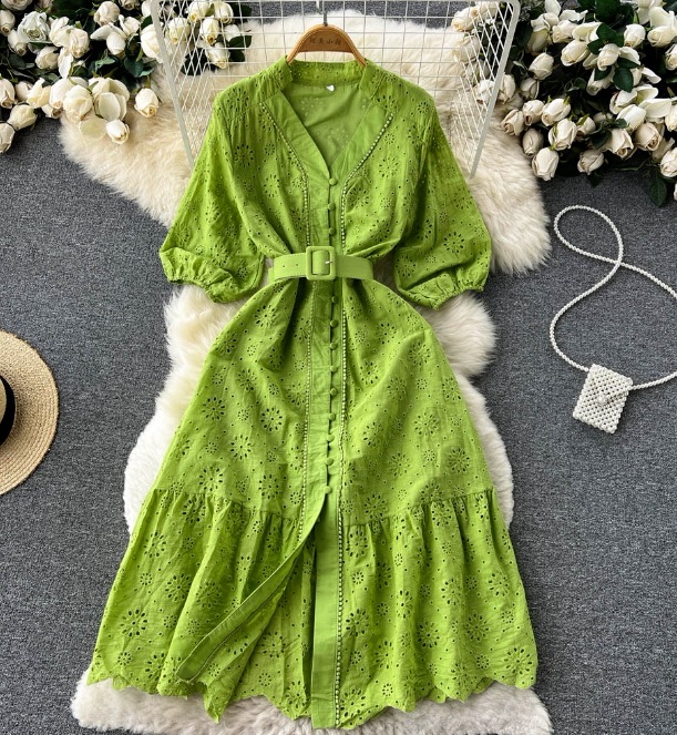 Vネックの透かし彫りのワンピースの女性の泡の袖の新型のゆったりとした刺繍の軽い熟風は腰を収めてやせているハスの葉の辺の長いスカート Vネックの透かし彫りのワンピースの女性の泡の袖の新型のゆったりとした刺繍の軽い熟風は腰を収めてやせているハスの葉の辺の長いスカート
