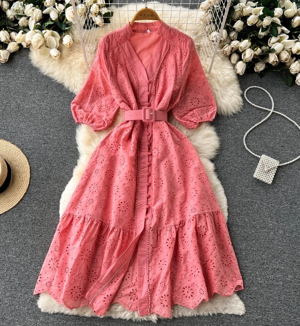 Vネックの透かし彫りのワンピースの女性の泡の袖の新型のゆったりとした刺繍の軽い熟風は腰を収めてやせているハスの葉の辺の長いスカート Vネックの透かし彫りのワンピースの女性の泡の袖の新型のゆったりとした刺繍の軽い熟風は腰を収めてやせているハスの葉の辺の長いスカート