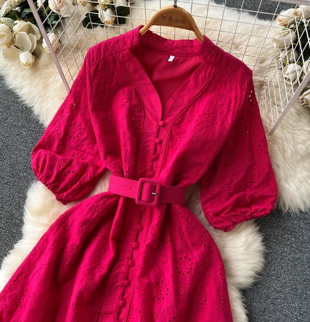 Vネックの透かし彫りのワンピースの女性の泡の袖の新型のゆったりとした刺繍の軽い熟風は腰を収めてやせているハスの葉の辺の長いスカート Vネックの透かし彫りのワンピースの女性の泡の袖の新型のゆったりとした刺繍の軽い熟風は腰を収めてやせているハスの葉の辺の長いスカート