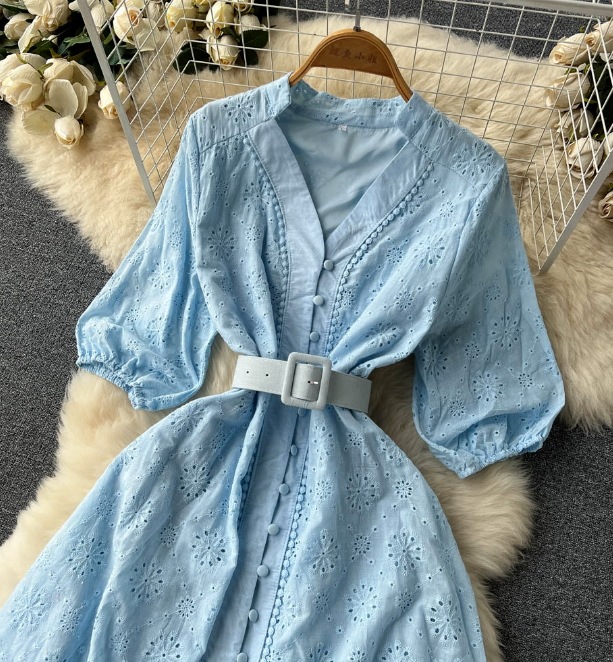 Vネックの透かし彫りのワンピースの女性の泡の袖の新型のゆったりとした刺繍の軽い熟風は腰を収めてやせているハスの葉の辺の長いスカート Vネックの透かし彫りのワンピースの女性の泡の袖の新型のゆったりとした刺繍の軽い熟風は腰を収めてやせているハスの葉の辺の長いスカート