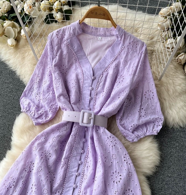 Vネックの透かし彫りのワンピースの女性の泡の袖の新型のゆったりとした刺繍の軽い熟風は腰を収めてやせているハスの葉の辺の長いスカート Vネックの透かし彫りのワンピースの女性の泡の袖の新型のゆったりとした刺繍の軽い熟風は腰を収めてやせているハスの葉の辺の長いスカート