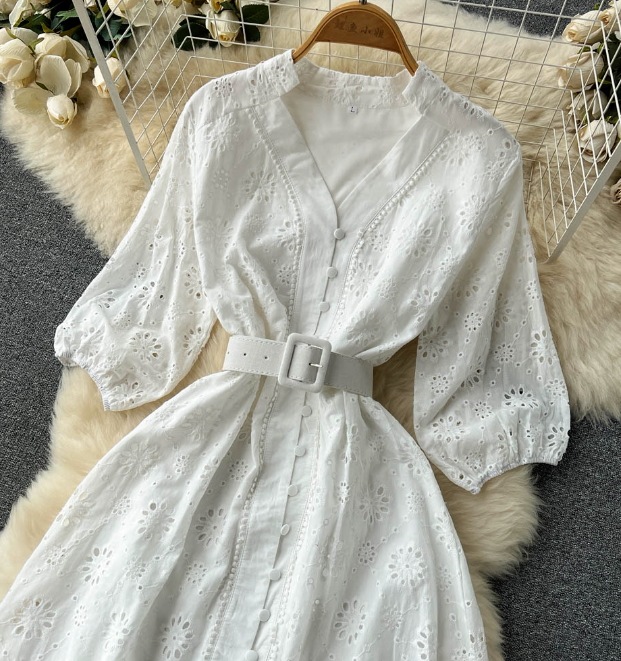 Vネックの透かし彫りのワンピースの女性の泡の袖の新型のゆったりとした刺繍の軽い熟風は腰を収めてやせているハスの葉の辺の長いスカート Vネックの透かし彫りのワンピースの女性の泡の袖の新型のゆったりとした刺繍の軽い熟風は腰を収めてやせているハスの葉の辺の長いスカート