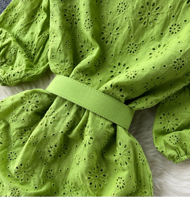 Vネックの透かし彫りのワンピースの女性の泡の袖の新型のゆったりとした刺繍の軽い熟風は腰を収めてやせているハスの葉の辺の長いスカート Vネックの透かし彫りのワンピースの女性の泡の袖の新型のゆったりとした刺繍の軽い熟風は腰を収めてやせているハスの葉の辺の長いスカート