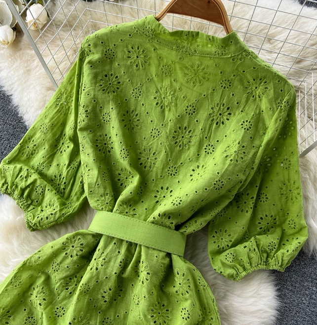 Vネックの透かし彫りのワンピースの女性の泡の袖の新型のゆったりとした刺繍の軽い熟風は腰を収めてやせているハスの葉の辺の長いスカート Vネックの透かし彫りのワンピースの女性の泡の袖の新型のゆったりとした刺繍の軽い熟風は腰を収めてやせているハスの葉の辺の長いスカート