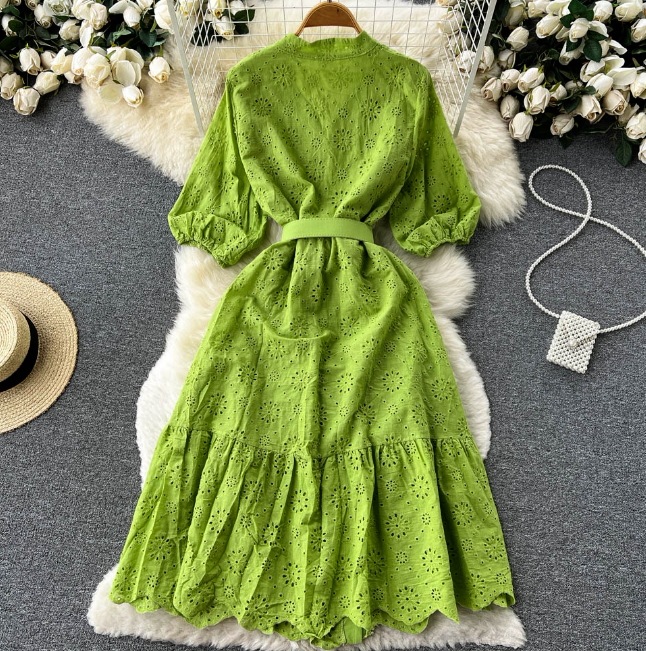 Vネックの透かし彫りのワンピースの女性の泡の袖の新型のゆったりとした刺繍の軽い熟風は腰を収めてやせているハスの葉の辺の長いスカート Vネックの透かし彫りのワンピースの女性の泡の袖の新型のゆったりとした刺繍の軽い熟風は腰を収めてやせているハスの葉の辺の長いスカート