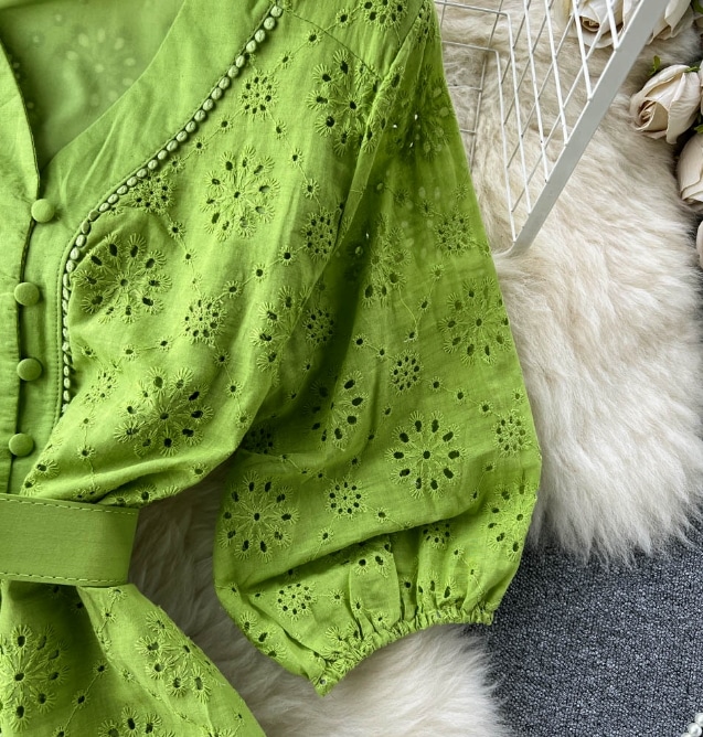 Vネックの透かし彫りのワンピースの女性の泡の袖の新型のゆったりとした刺繍の軽い熟風は腰を収めてやせているハスの葉の辺の長いスカート Vネックの透かし彫りのワンピースの女性の泡の袖の新型のゆったりとした刺繍の軽い熟風は腰を収めてやせているハスの葉の辺の長いスカート