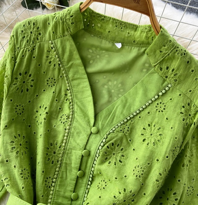 Vネックの透かし彫りのワンピースの女性の泡の袖の新型のゆったりとした刺繍の軽い熟風は腰を収めてやせているハスの葉の辺の長いスカート Vネックの透かし彫りのワンピースの女性の泡の袖の新型のゆったりとした刺繍の軽い熟風は腰を収めてやせているハスの葉の辺の長いスカート