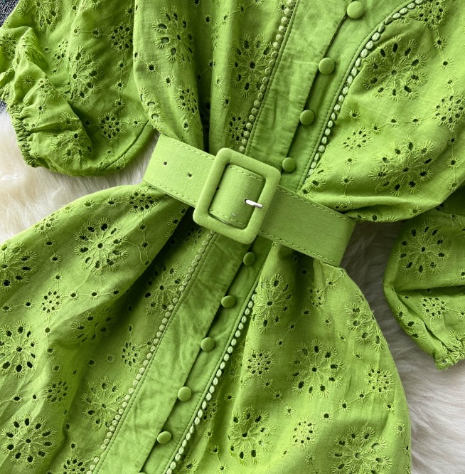 Vネックの透かし彫りのワンピースの女性の泡の袖の新型のゆったりとした刺繍の軽い熟風は腰を収めてやせているハスの葉の辺の長いスカート Vネックの透かし彫りのワンピースの女性の泡の袖の新型のゆったりとした刺繍の軽い熟風は腰を収めてやせているハスの葉の辺の長いスカート