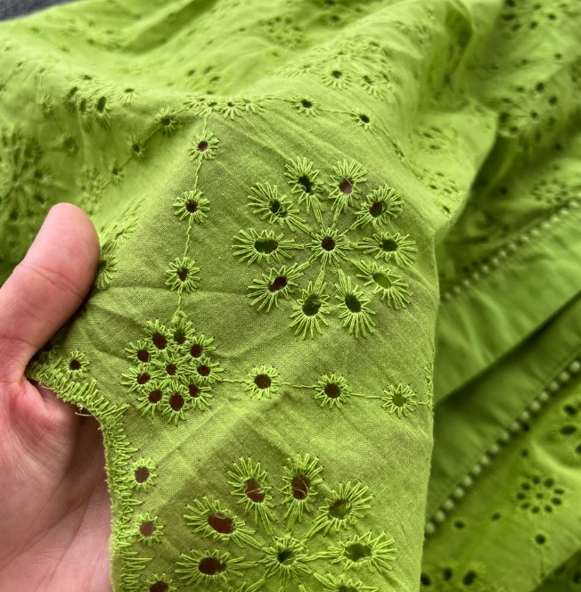 Vネックの透かし彫りのワンピースの女性の泡の袖の新型のゆったりとした刺繍の軽い熟風は腰を収めてやせているハスの葉の辺の長いスカート Vネックの透かし彫りのワンピースの女性の泡の袖の新型のゆったりとした刺繍の軽い熟風は腰を収めてやせているハスの葉の辺の長いスカート