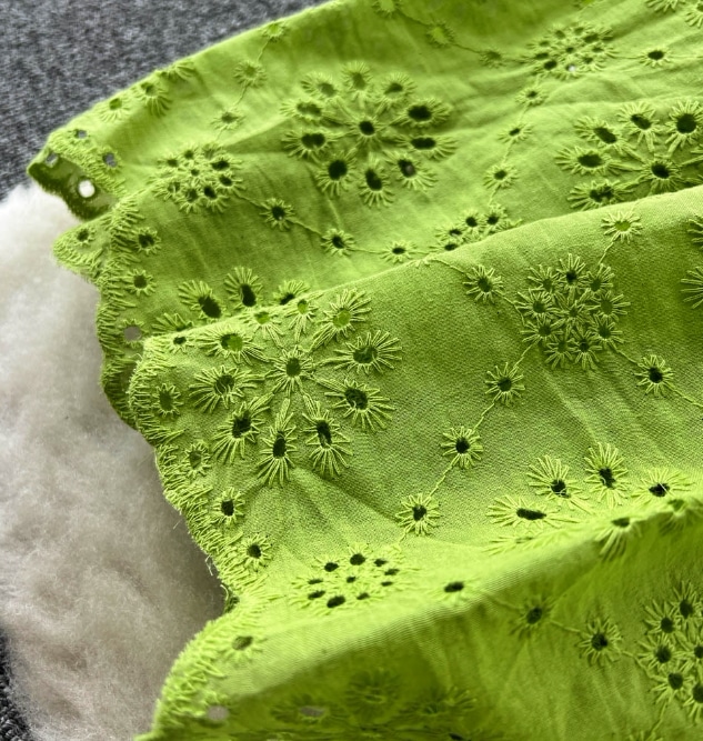 Vネックの透かし彫りのワンピースの女性の泡の袖の新型のゆったりとした刺繍の軽い熟風は腰を収めてやせているハスの葉の辺の長いスカート Vネックの透かし彫りのワンピースの女性の泡の袖の新型のゆったりとした刺繍の軽い熟風は腰を収めてやせているハスの葉の辺の長いスカート