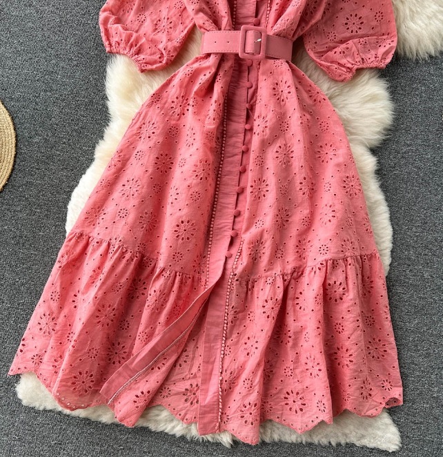 Vネックの透かし彫りのワンピースの女性の泡の袖の新型のゆったりとした刺繍の軽い熟風は腰を収めてやせているハスの葉の辺の長いスカート Vネックの透かし彫りのワンピースの女性の泡の袖の新型のゆったりとした刺繍の軽い熟風は腰を収めてやせているハスの葉の辺の長いスカート