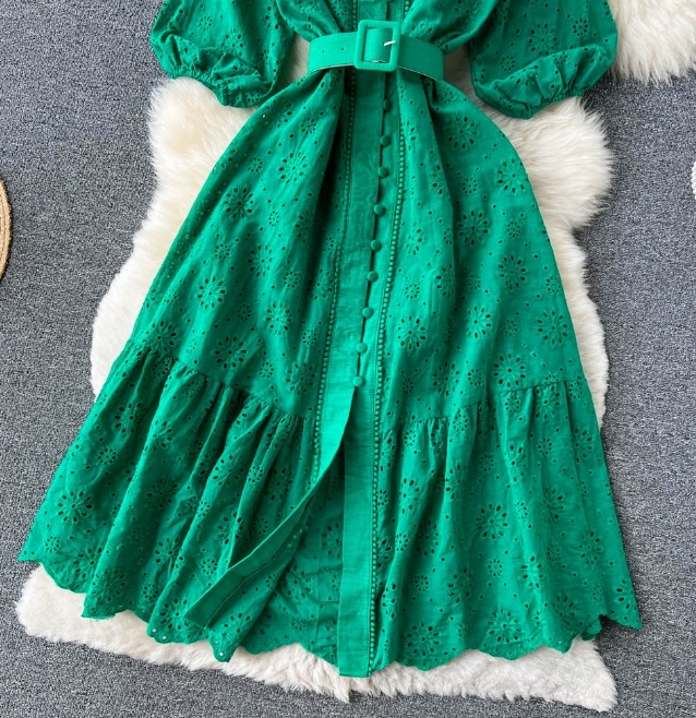 Vネックの透かし彫りのワンピースの女性の泡の袖の新型のゆったりとした刺繍の軽い熟風は腰を収めてやせているハスの葉の辺の長いスカート Vネックの透かし彫りのワンピースの女性の泡の袖の新型のゆったりとした刺繍の軽い熟風は腰を収めてやせているハスの葉の辺の長いスカート