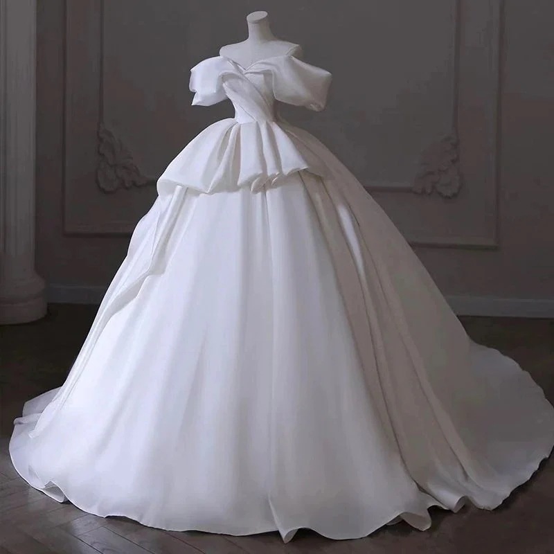 小柄な花嫁のためのワンショルダーサテンメインウェディングドレス2025 女性のための大きなテール付きのウェディングドレス 小柄な花嫁のためのワンショルダーサテンメインウェディングドレス2025 女性のための大きなテール付きのウェディングドレス