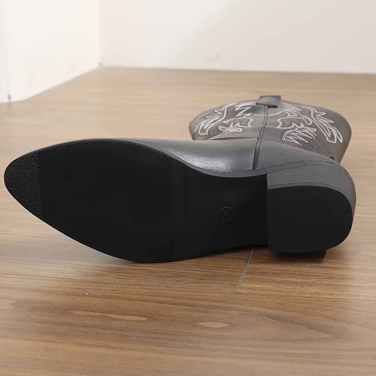 女性用シックなウエスタンカウボーイブーツのペア - 複雑な刺繍が施されたブラックのフェイクカバーポインテッドトゥ&ミッドカーフデザイン快適な生地の裏地オールシーズンスリップオンライディングブーツ 女性用シックなウエスタンカウボーイブーツのペア - 複雑な刺繍が施されたブラックのフェイクカバーポインテッドトゥ&ミッドカーフデザイン快適な生地の裏地オールシーズンスリップオンライディングブーツ