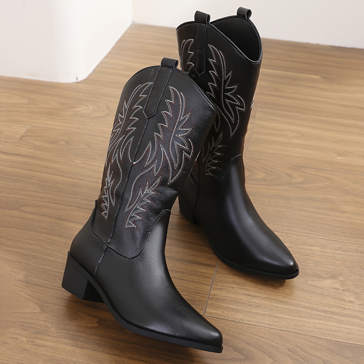 女性用シックなウエスタンカウボーイブーツのペア - 複雑な刺繍が施されたブラックのフェイクカバーポインテッドトゥ&ミッドカーフデザイン快適な生地の裏地オールシーズンスリップオンライディングブーツ 女性用シックなウエスタンカウボーイブーツのペア - 複雑な刺繍が施されたブラックのフェイクカバーポインテッドトゥ&ミッドカーフデザイン快適な生地の裏地オールシーズンスリップオンライディングブーツ