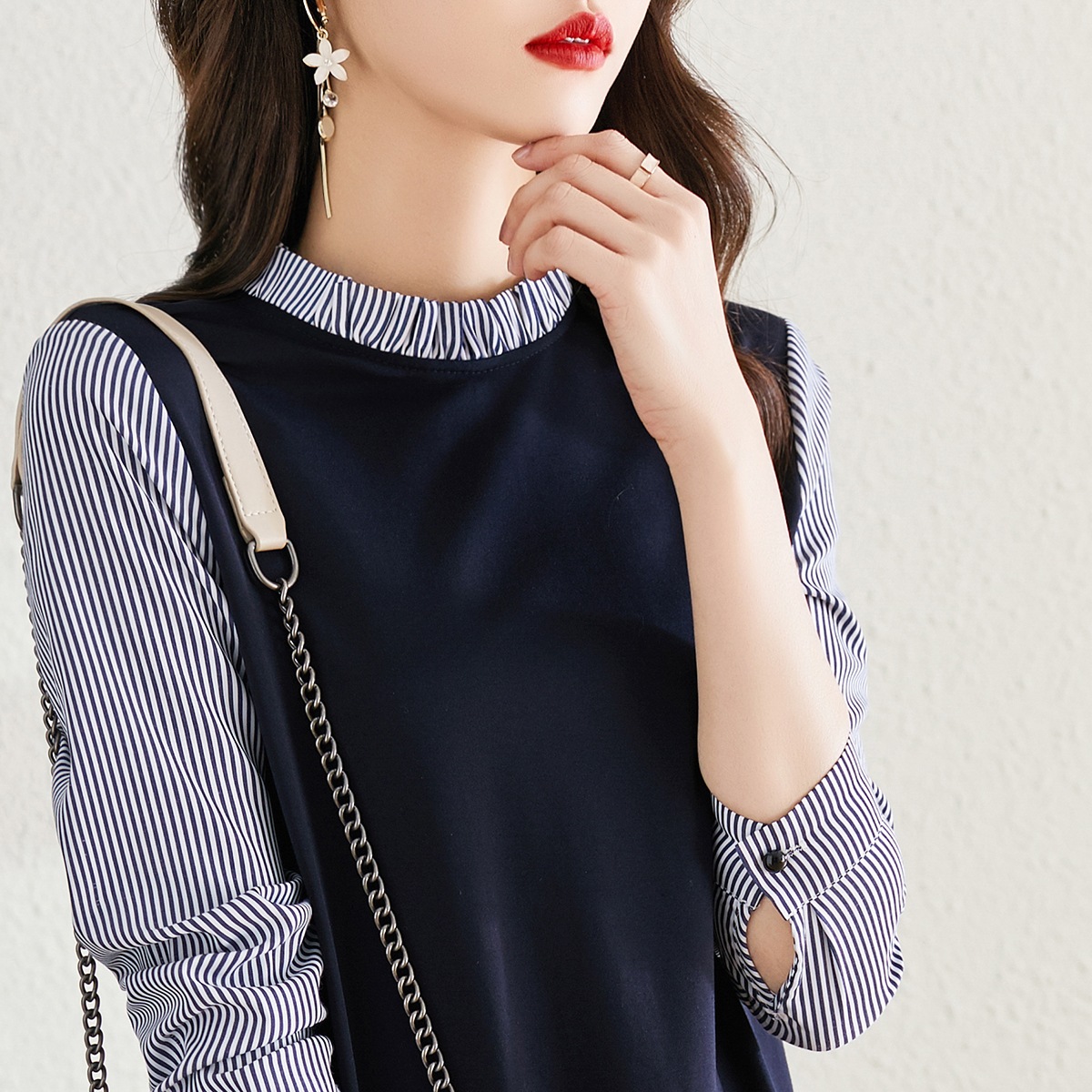 重ね着風 フェイクレイヤード スリット風切替え フリルネック ワンピース ミディアム丈 ひざ上 膝丈 重ね着風 フェイクレイヤード スリット風切替え フリルネック ワンピース ミディアム丈 ひざ上 膝丈