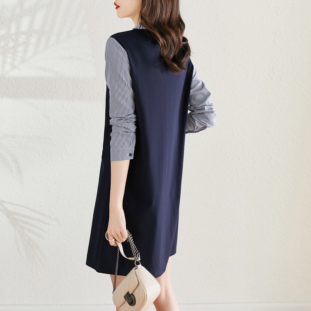 重ね着風 フェイクレイヤード スリット風切替え フリルネック ワンピース ミディアム丈 ひざ上 膝丈 重ね着風 フェイクレイヤード スリット風切替え フリルネック ワンピース ミディアム丈 ひざ上 膝丈