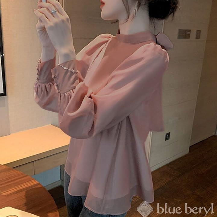 ブルーベリル ブラウス レディース バックリボン シフォン フレア パフスリーブ 長袖 立ち襟 くるみ釦 カフス BB025(ピンク, M) ブルーベリル ブラウス レディース バックリボン シフォン フレア パフスリーブ 長袖 立ち襟 くるみ釦 カフス BB025(ピンク, M)