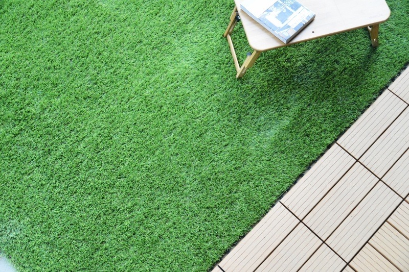人工芝 ロール 2m×10m 芝丈20mm ピン42本 4色立体感 透水穴 青緑 Amazon | 人工芝 ロール 芝丈20mm 2mx10m 透水タイプ 防草シート