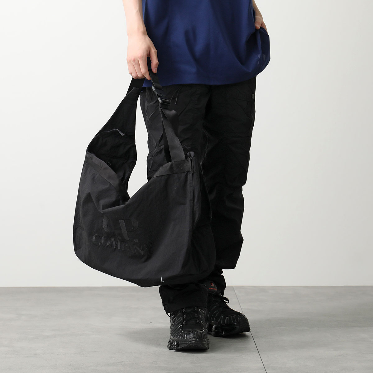 C.P.COMPANY シーピーカンパニー ショルダーバッグ PLAIN PAPER TOUCH 18CMAC227A 110188G メンズ ナイロン トートバッグ 撥水 ロゴ 刺繍 鞄 999