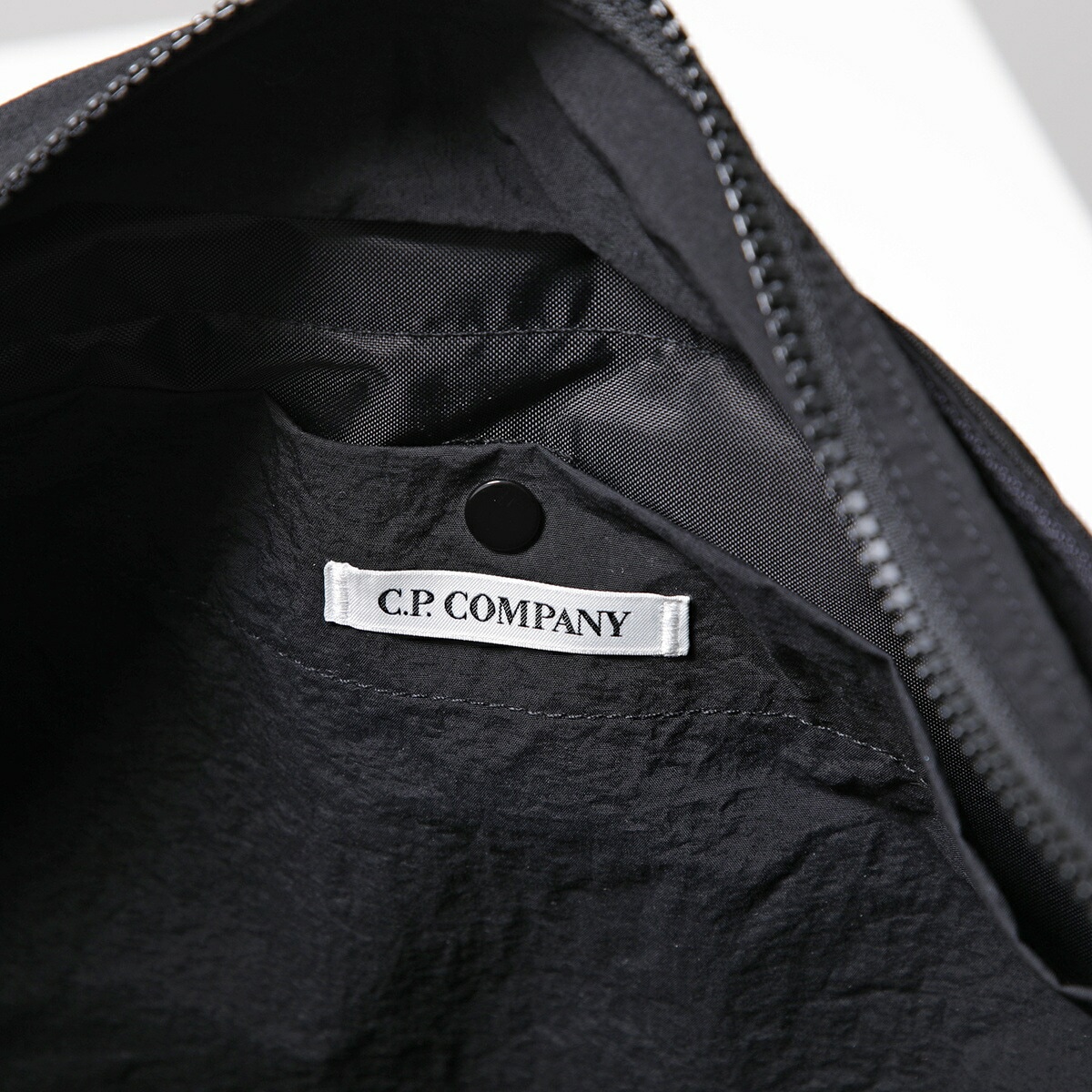 C.P.COMPANY シーピーカンパニー ショルダーバッグ PLAIN PAPER TOUCH 18CMAC227A 110188G メンズ ナイロン トートバッグ 撥水 ロゴ 刺繍 鞄 999