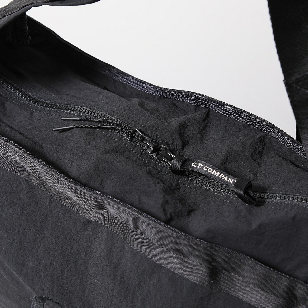 C.P.COMPANY シーピーカンパニー ショルダーバッグ PLAIN PAPER TOUCH 18CMAC227A 110188G メンズ ナイロン トートバッグ 撥水 ロゴ 刺繍 鞄 999