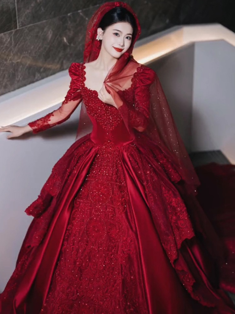 赤いメインウェディングドレス2025花嫁高級ガウンライトサテンレトロヘビーワークプチロングスリーブ