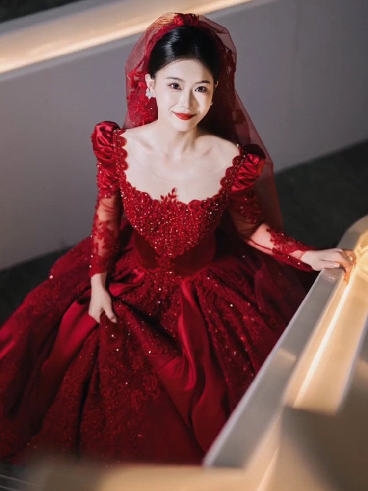 赤いメインウェディングドレス2025花嫁高級ガウンライトサテンレトロヘビーワークプチロングスリーブ