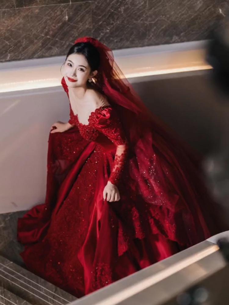 赤いメインウェディングドレス2025花嫁高級ガウンライトサテンレトロヘビーワークプチロングスリーブ