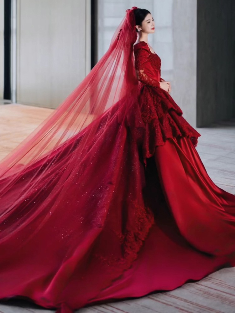 赤いメインウェディングドレス2025花嫁高級ガウンライトサテンレトロヘビーワークプチロングスリーブ