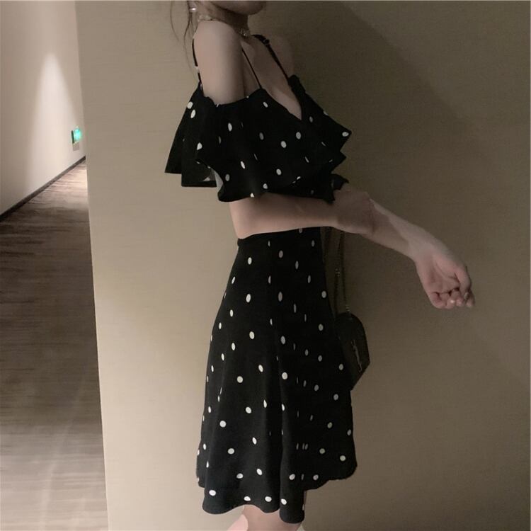 ドット柄 水玉 夏 ワンピース レディース ショート 半袖 Vネック Aライン フリル サスペンダー かわいい 大人可愛い きれいめ シンプル カジュアル 上品 おしゃれ レトロ こなれ感 ラフ ガー