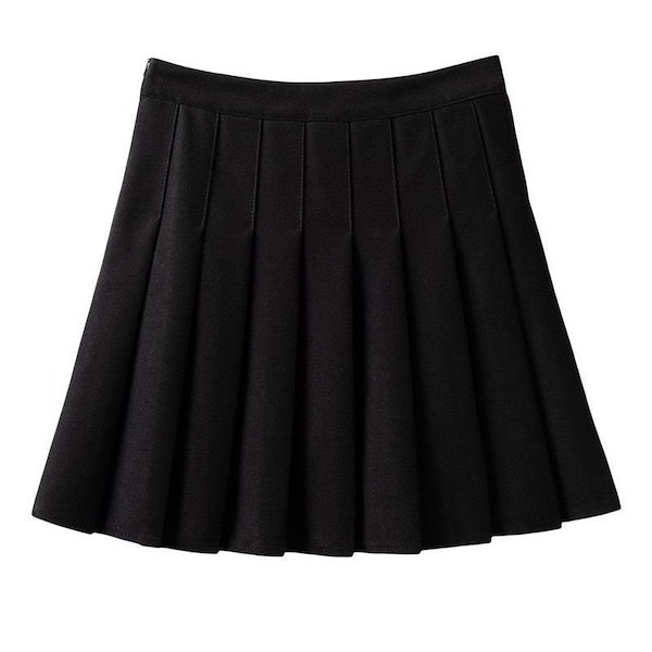 夏の小柄な黒のプリーツスカートの女性、股間をカバーする短い