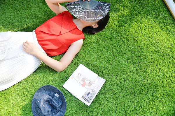 人工芝 ロール 2m×10m 芝丈20mm ピン42本つき 2色立体感 透水穴付 Amazon | 人工芝 ロール 2m×10m 芝丈20mm ピン42本つき 2色立体感 透水