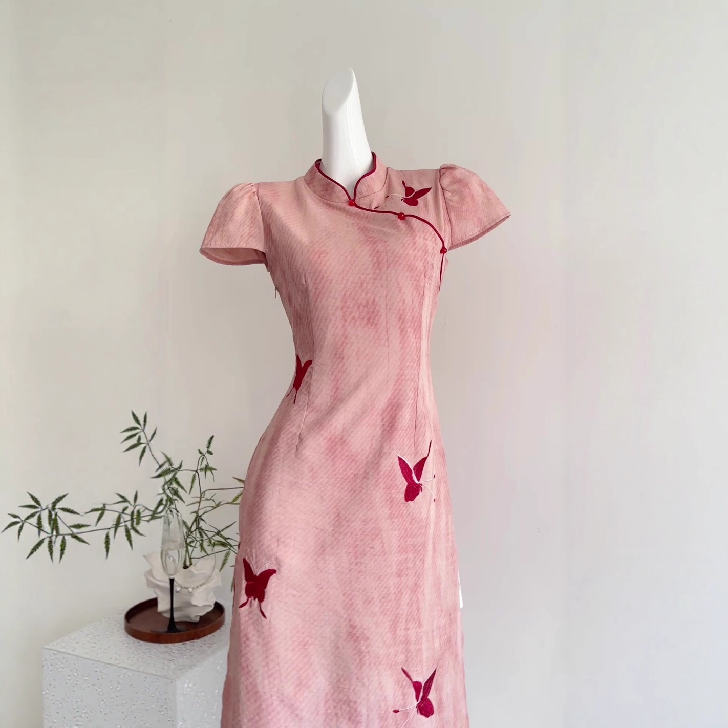 【急速出荷】七七大ススキ南風に新中式蝶刺繍チャイナドレス2025プリーツで着やせワンピース 【急速出荷】七七大ススキ南風に新中式蝶刺繍チャイナドレス2025プリーツで着やせワンピース