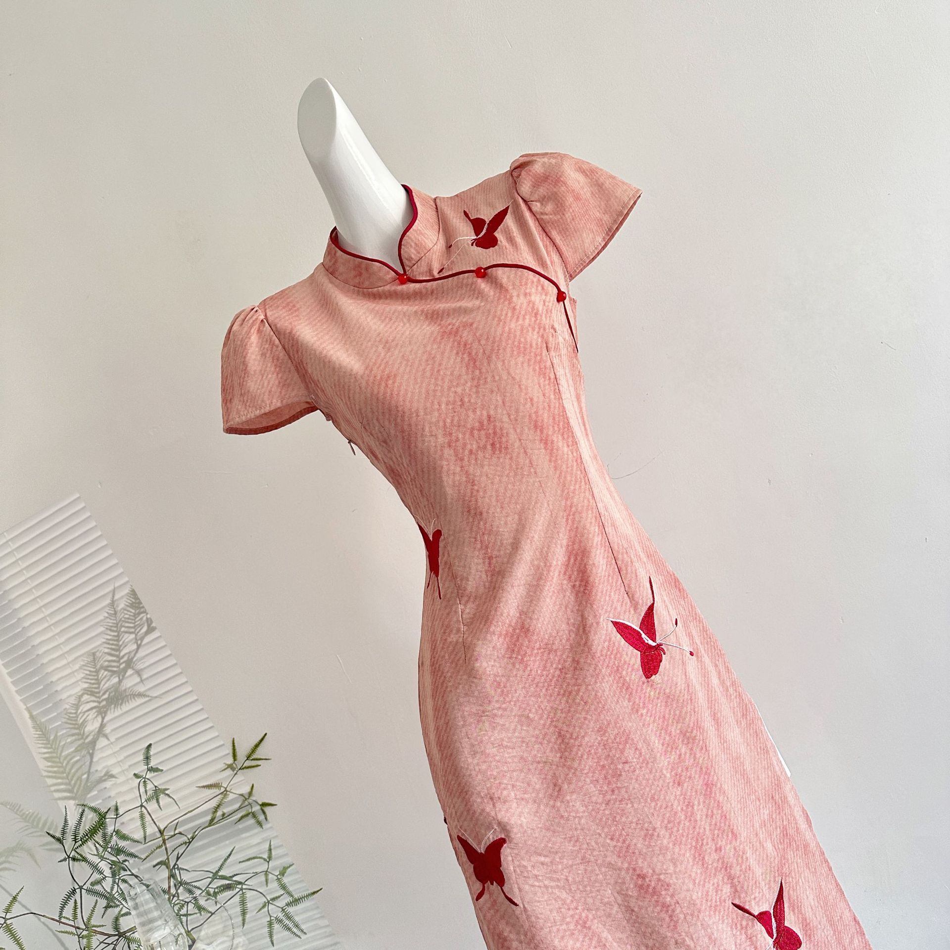 【急速出荷】七七大ススキ南風に新中式蝶刺繍チャイナドレス2025プリーツで着やせワンピース 【急速出荷】七七大ススキ南風に新中式蝶刺繍チャイナドレス2025プリーツで着やせワンピース