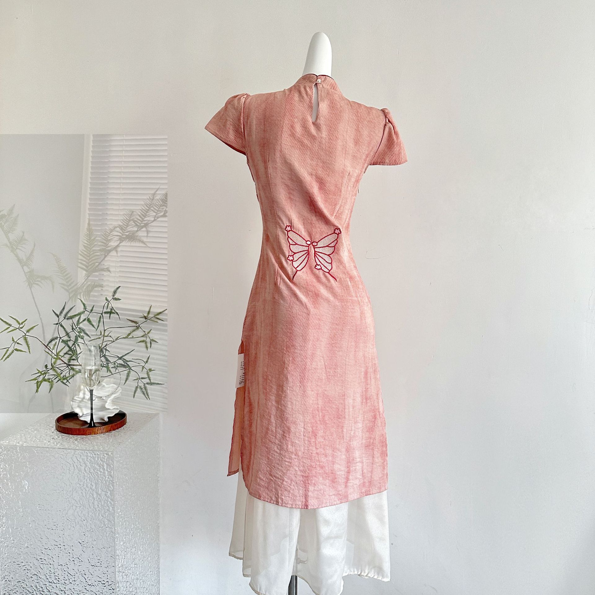 【急速出荷】七七大ススキ南風に新中式蝶刺繍チャイナドレス2025プリーツで着やせワンピース 【急速出荷】七七大ススキ南風に新中式蝶刺繍チャイナドレス2025プリーツで着やせワンピース