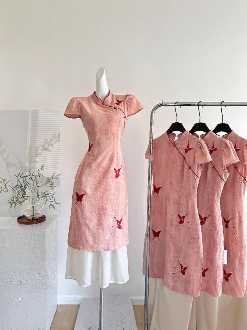 【急速出荷】七七大ススキ南風に新中式蝶刺繍チャイナドレス2025プリーツで着やせワンピース 【急速出荷】七七大ススキ南風に新中式蝶刺繍チャイナドレス2025プリーツで着やせワンピース