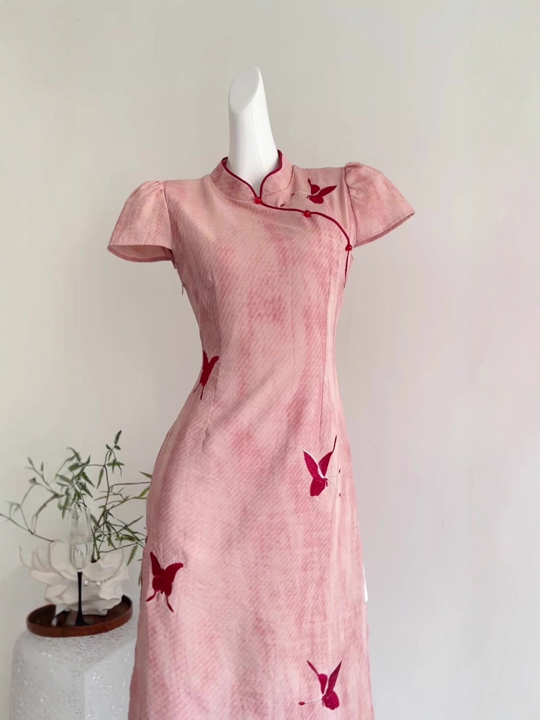 【急速出荷】七七大ススキ南風に新中式蝶刺繍チャイナドレス2025プリーツで着やせワンピース 【急速出荷】七七大ススキ南風に新中式蝶刺繍チャイナドレス2025プリーツで着やせワンピース