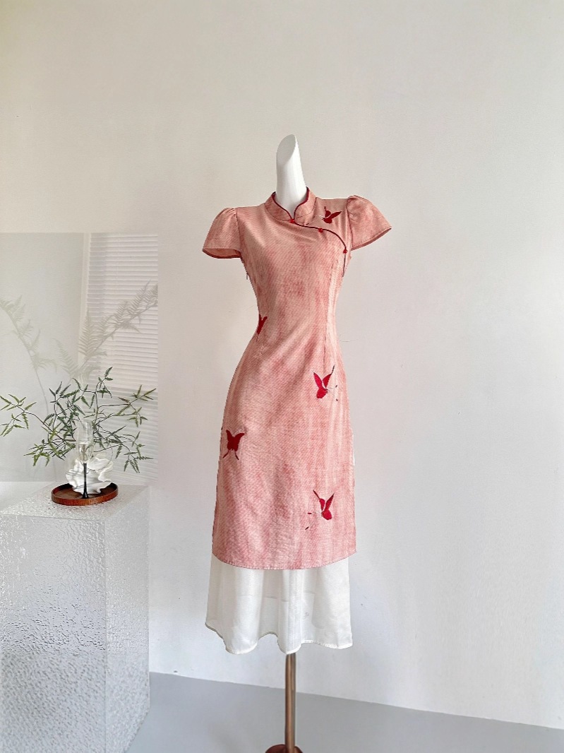 【急速出荷】七七大ススキ南風に新中式蝶刺繍チャイナドレス2025プリーツで着やせワンピース 【急速出荷】七七大ススキ南風に新中式蝶刺繍チャイナドレス2025プリーツで着やせワンピース