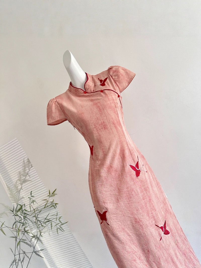 【急速出荷】七七大ススキ南風に新中式蝶刺繍チャイナドレス2025プリーツで着やせワンピース 【急速出荷】七七大ススキ南風に新中式蝶刺繍チャイナドレス2025プリーツで着やせワンピース