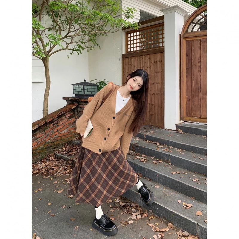 ハイエンドのカスタマイズ-メイラード怠惰なスタイル長袖ニットセータージャケットチェック柄スカート女性の秋 2024 新しいファッションスーツ