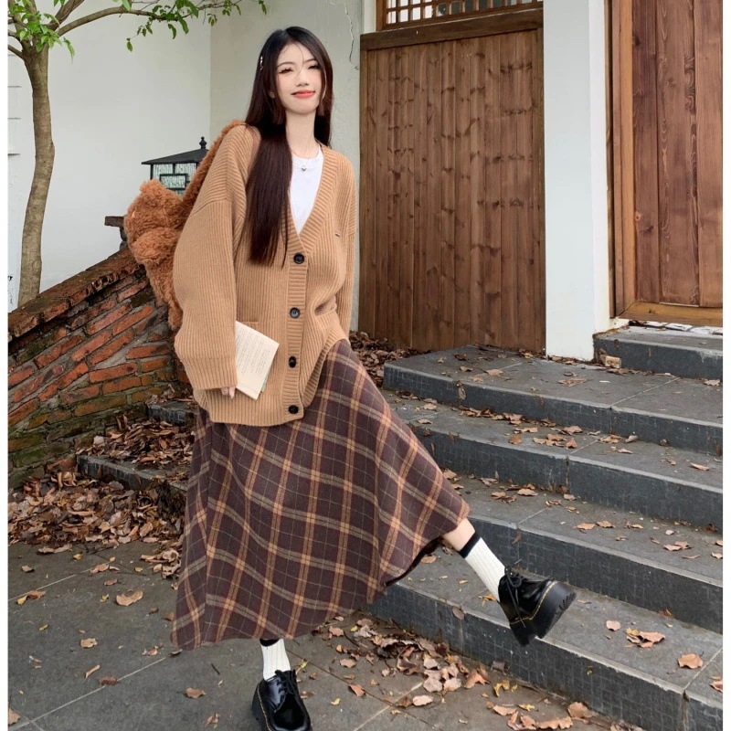 ハイエンドのカスタマイズ-メイラード怠惰なスタイル長袖ニットセータージャケットチェック柄スカート女性の秋 2024 新しいファッションスーツ