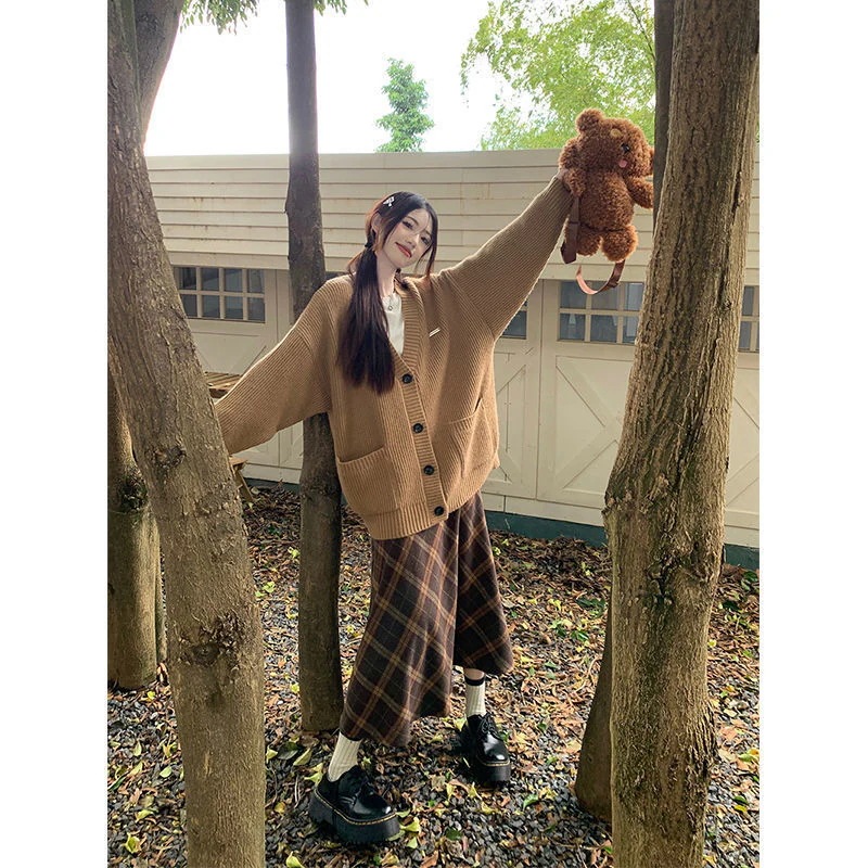 ハイエンドのカスタマイズ-メイラード怠惰なスタイル長袖ニットセータージャケットチェック柄スカート女性の秋 2024 新しいファッションスーツ