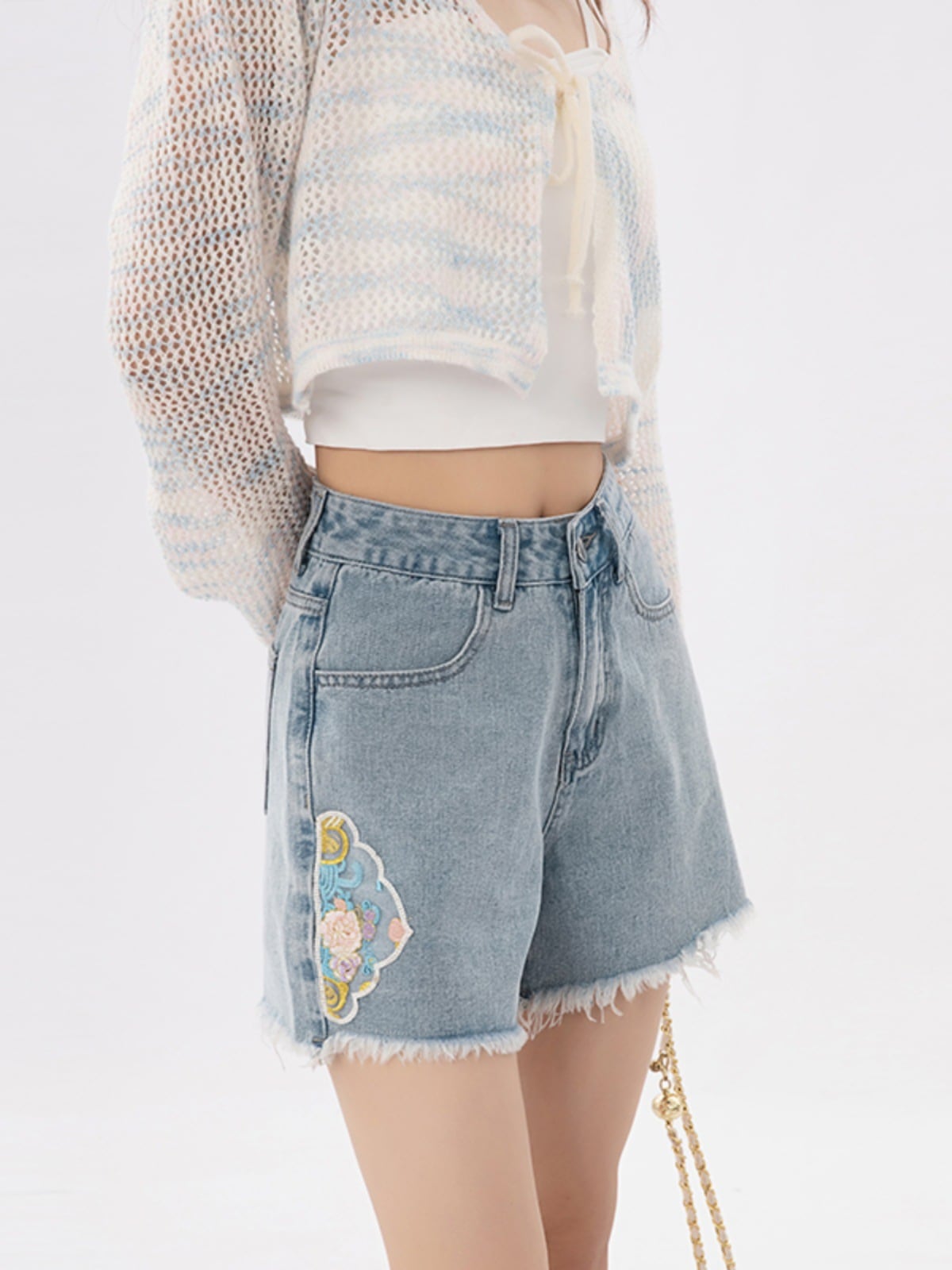 夏の女性用の新しい風ローエッジライトカラーデニムショートパンツ小さめハイウエストスリムヒップカバーaラインホットパンツ